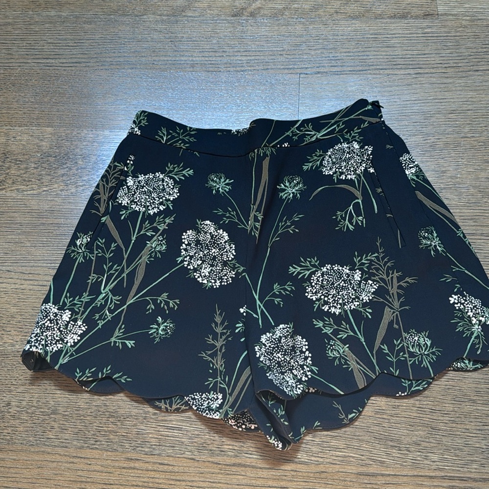 aritzia flower shorts - size 6